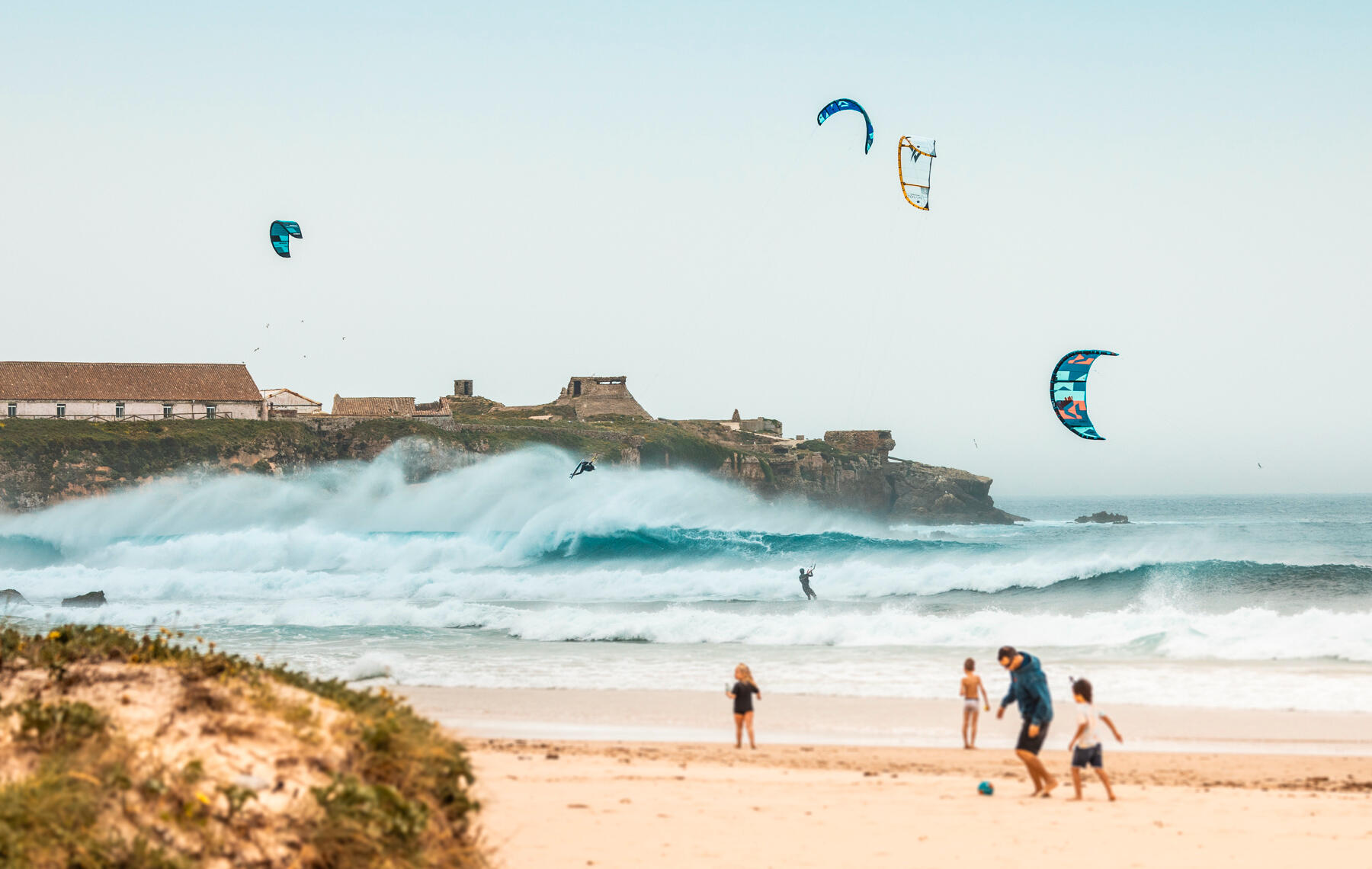 COOMPI app screen showing rental and test options for kitesurf and wingfoil gear